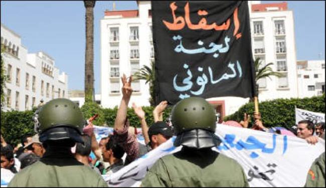 متظاهرون أمام البرلمان بالرباط يطالبون بدستور جديد