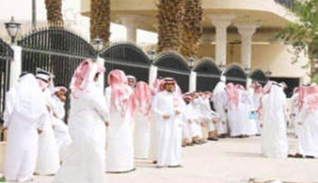 سعوديون عاطلون عن العمل يحتجون للمطالبة بوظائف