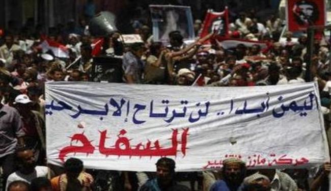 اليمنيون يواصلون اعتصامهم مطالبين باسقاط النظام 