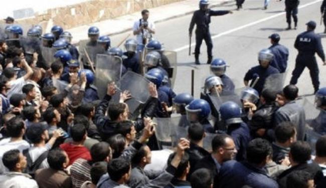 مئات الجامعيين يتظاهرون في الجزائر مطالبين بالاصلاح 