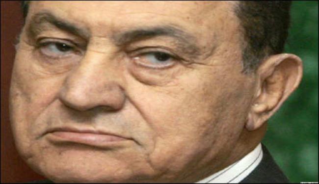 مبارك يرفض الطعام ويطرد زوجتي علاء وجمال