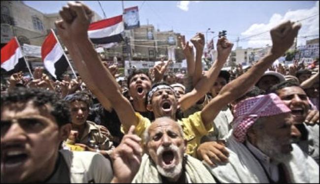 اليمنيون يطالبون في جمعة الاصرار برحيل صالح