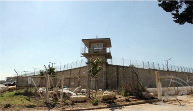 فلسطينيون يشتبكون بالايدي مع حراس احد السجون الاحتلال في الضفة