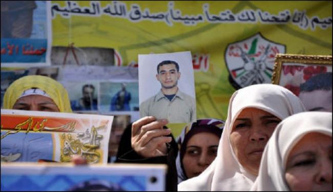 الاف الفلسطينيين يحيون يوم الاسير في غزة