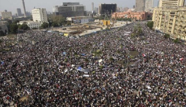 ثوار مصر يطالبون بمحاكمة عادلة لمبارك ورجاله