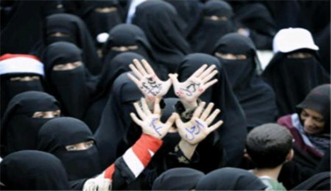 نساء اليمن يؤكدن حضورهن حتى اسقاط النظام