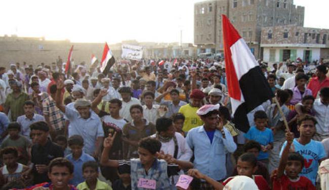 الآلاف يتظاهرون بمركز جزيرة سقطرى اليمنية 