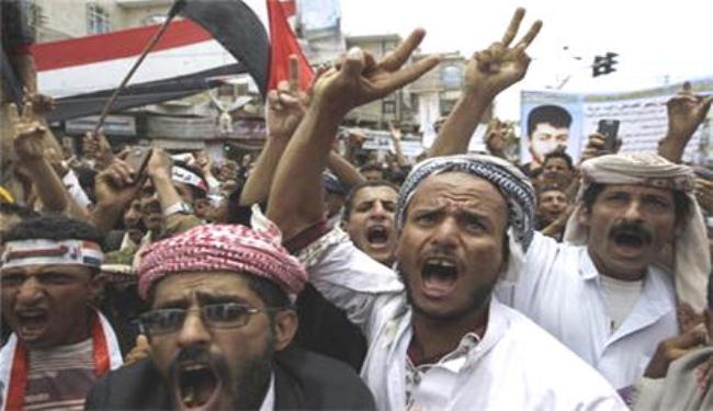 اليمنيون يشددون على وجوب تنحي صالح 