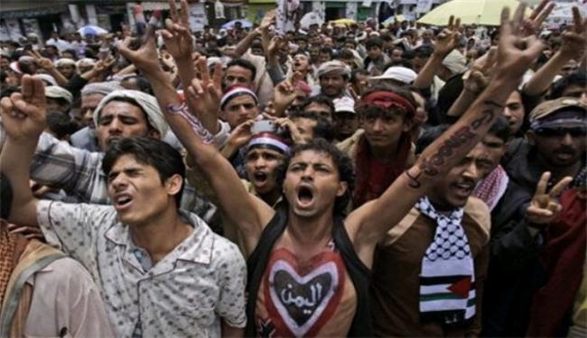 الشعب اليمني يحذر مجلس التعاون من نصرة الدكتاتور