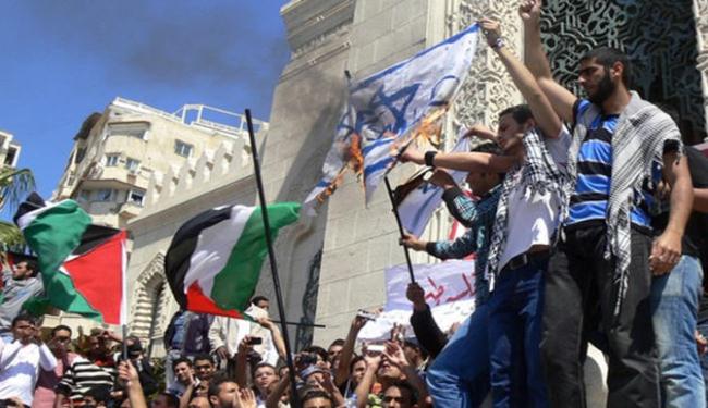 آلاف المصريين يتظاهرون مطالبين محاكمة مبارك