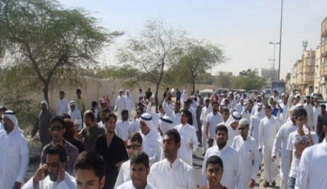تظاهرة بالقطيف ضد تعرض قوى الامن للنساء