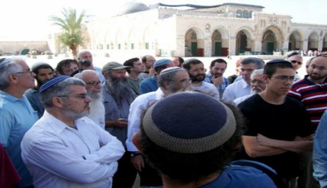 مستوطنون يقتحمون الاقصى بحماية جيش الاحتلال