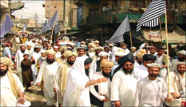 باكستانيون يتظاهرون احتجاجا على الغارات الاميركية