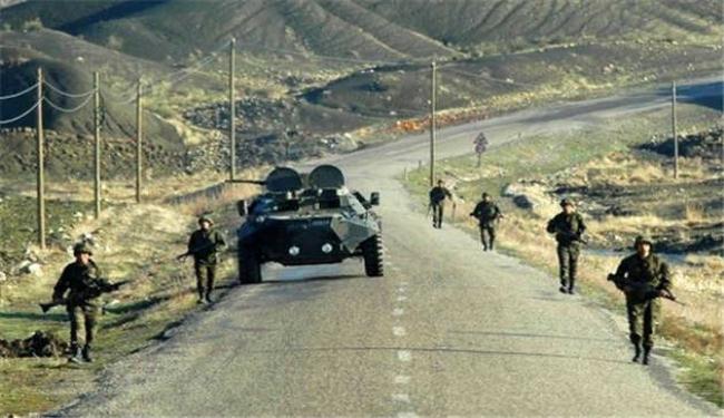 مقتل شرطيين بانفجار لغم شرق تركيا 	  