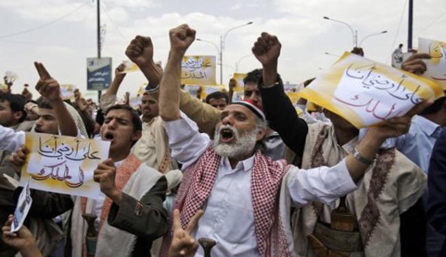 اليمنيون يتظاهرون بجمعة رفض الوصاية الخارجية