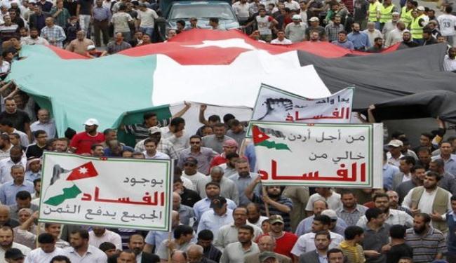 الامن الاردني يستخدم القوة لتفريق المحتجين بعمان