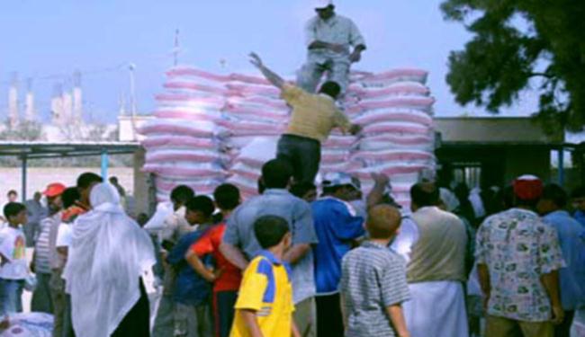 لاجئون يغلقون مقر الأنروا في قطاع غزة