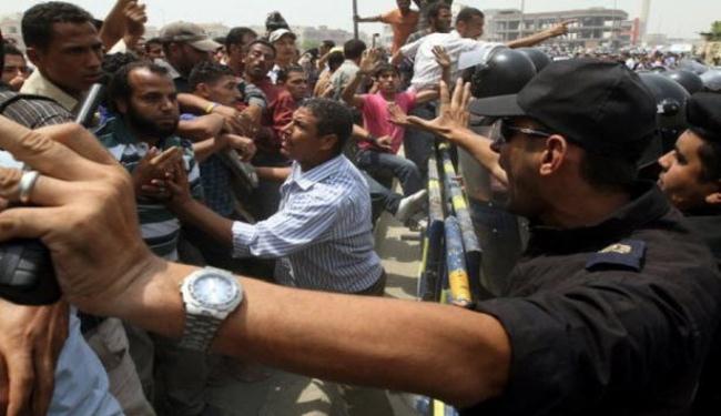  38 جريحا بمواجهات بين الشرطة وعمال بالاسماعيلية