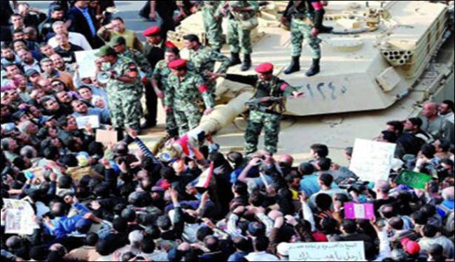 الجيش يدخل ميدان التحرير ويفكك خيام المعتصمين