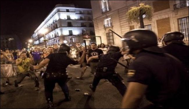 الشرطة الاسبانية تفرق تظاهرة مناهضة للبابا بمدريد