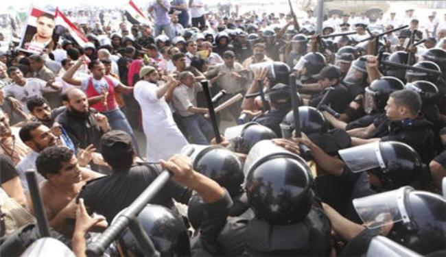جرحى باشتباكات بين انصار مبارك واسر الشهداء خارج المحكمة