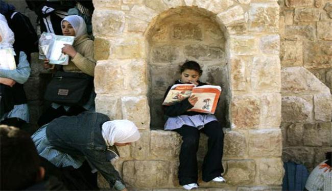 سلطات الاحتلال تهوّد القدس.. على مقاعد الدراسة