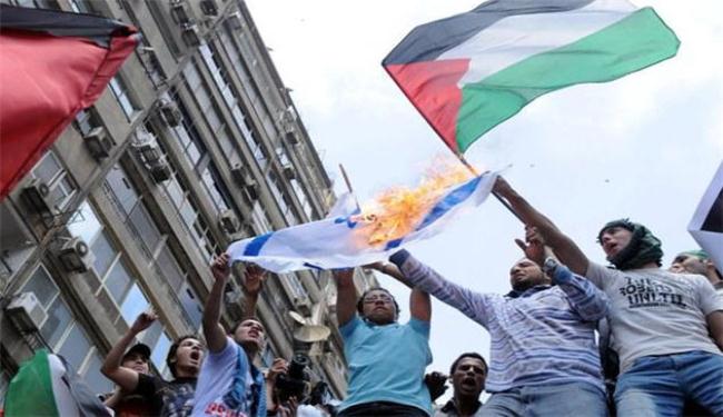 متظاهرون يرمون وثائق من مبنى السفارة الاسرائيلية في القاهرة