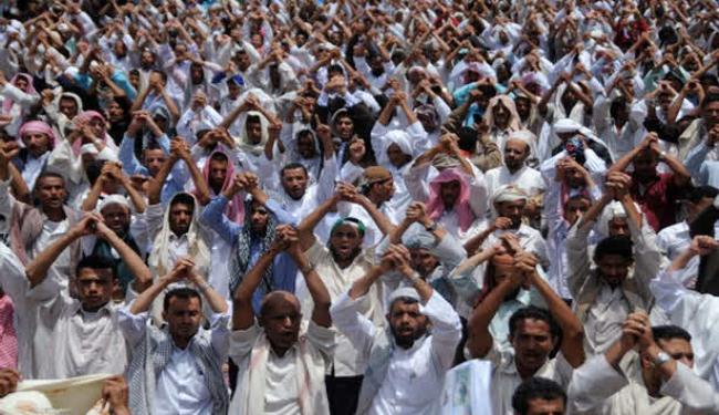 يمنيون يحرقون مجسما لملك السعودية في تعز