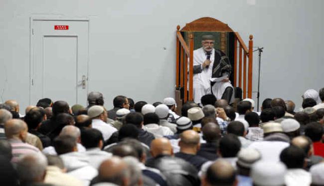 المسلمون يؤدون صلاة الجمعة باحد شوارع باريس رغم الحظر 