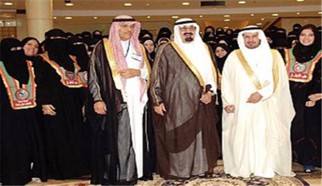 عبدالله يجمّل التخلف الذي تفرضه اسرته على السعوديين