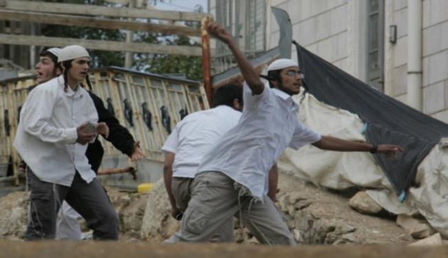 مستوطنون يهاجمون منازل الفلسطينيين في الخليل