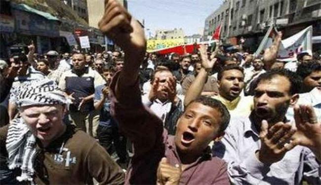 الاردنيون يطالبون باقالة حكومة البخيت وحل البرلمان