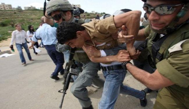 جيش الاحتلال يقمع تظاهرة مؤيدة للمعتقلين الفلسطينيين
