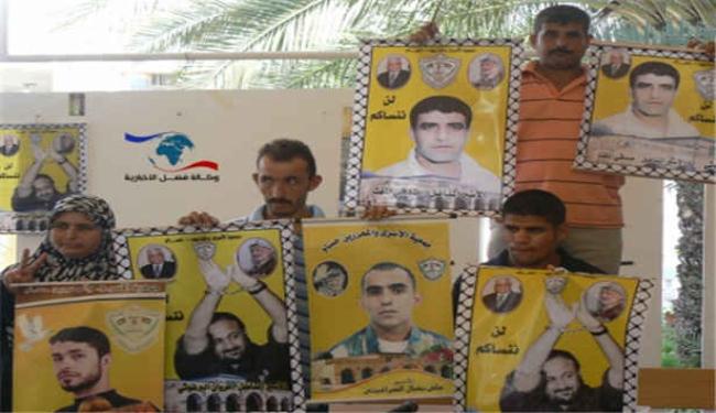 اجانب يضربون عن الطعام تضامنا مع الاسرى الفلسطينيين