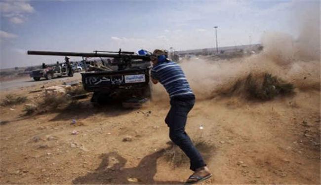 الثوار يطوقون قافلة يفر بها سيف القذافي
