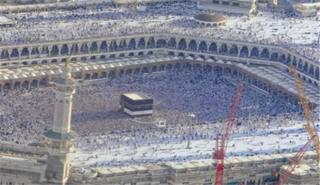 الحجاج يصلون اول الجمعة من ذي الحجة بالكعبة 