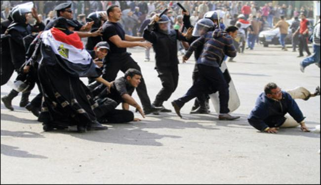 مصر: شهيد ومئات الجرحى بميدان التحرير