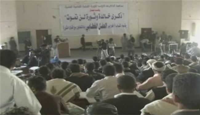اليمنيون يحتفلون بالذكرى الأولى لإندلاع ثورتهم