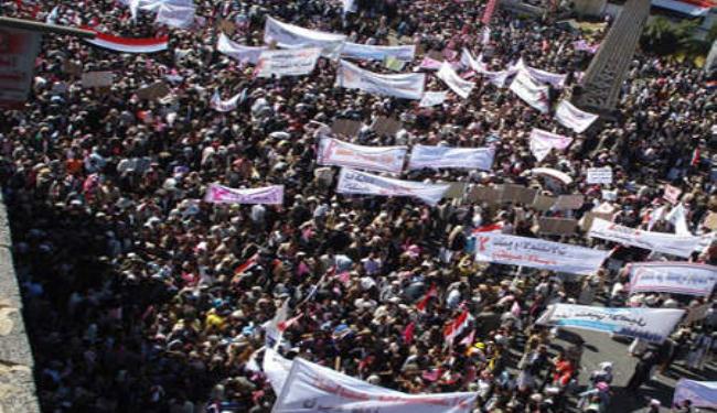 عشرات الآلاف يتظاهرون في صنعاء وتعز لتحقيق أهداف الثورة