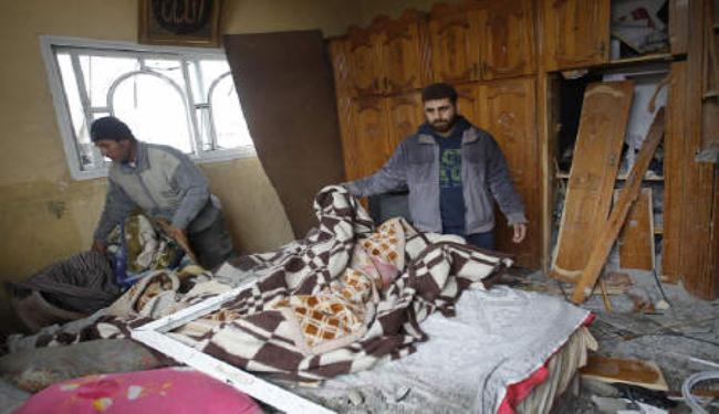 أصابة فلسطينيين في غارة جوية للإحتلال