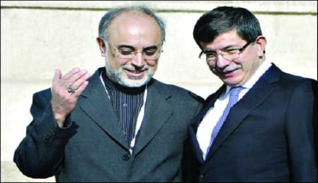 داود اوغلو يتباحث هاتفيا مع صالحي