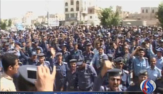 منتسبو القوات الجوية اليمنية يطالبون إقالة قائدها