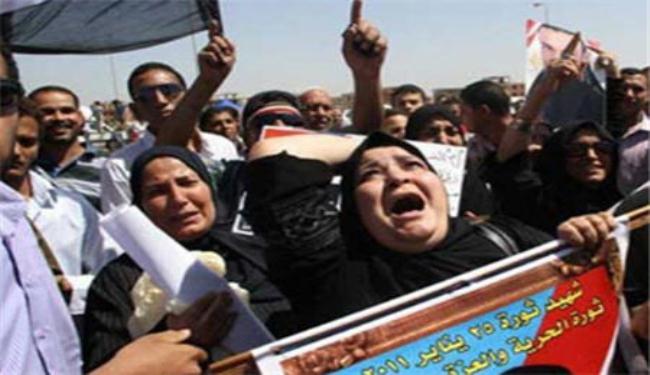 اهالي شهداء السويس يقتحمون المحكمة بعد منعهم