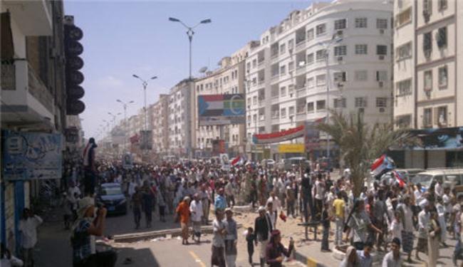 اليمنيون بعدن يحيون فعالية 