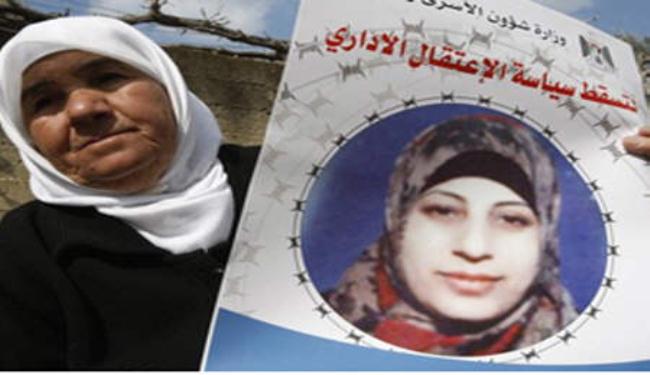 وقفة تضامنية مع الأسيرة الفلسطينية امام مقر الصليب الاحمر