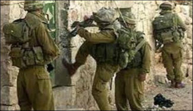 الاحتلال يداهم قرية بالضفة ويصيب ثلاثة فلسطينيين