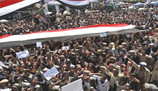 اليمنيون يتظاهرون للمطالبة بتحقيق اهداف الثورة