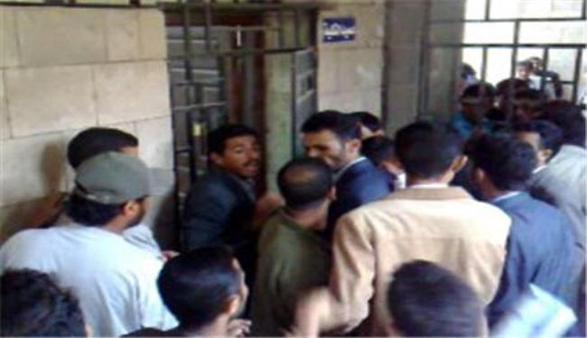 تواصل احتجاجات باليمن تطالب باقالة مسؤولي النظام السابق