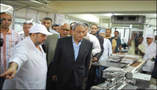 عمرو موسى يطالب المتظاهرين بأن يكونوا 