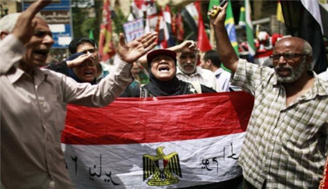 العشرات يتظاهرون بـ 